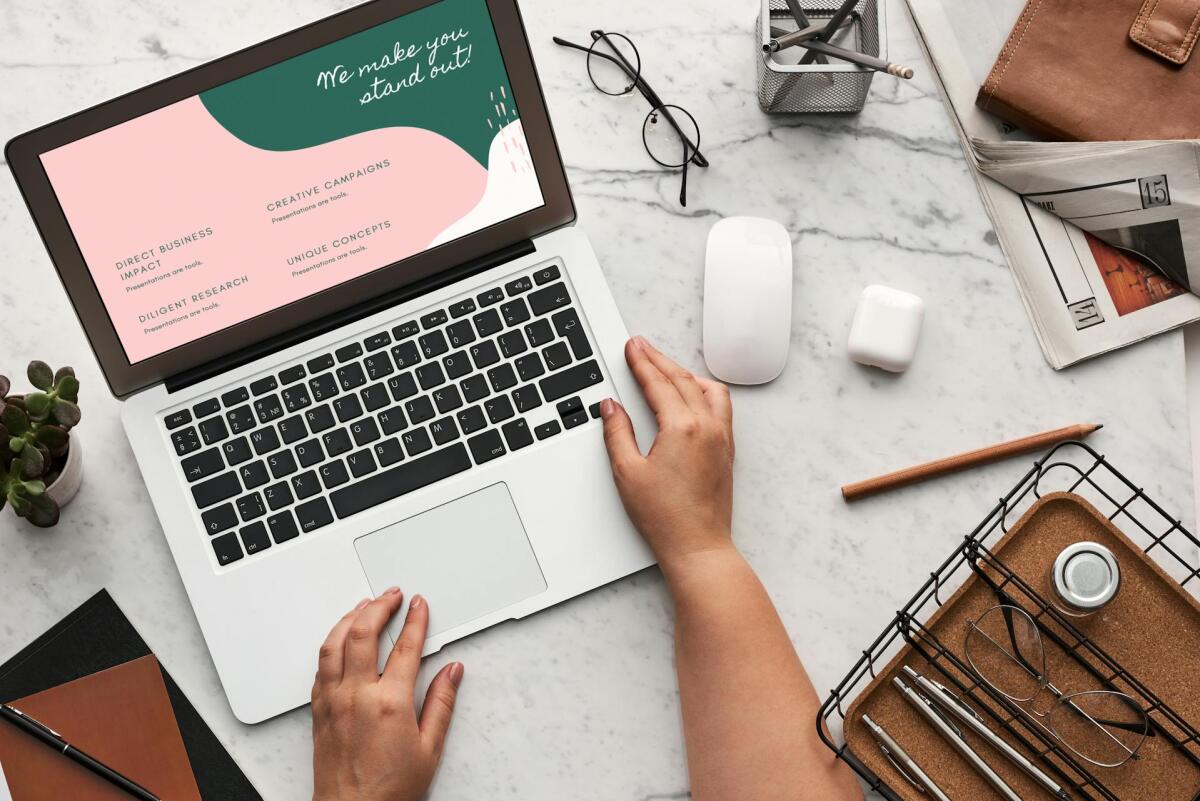 POV Schreibtisch mit Laptop © fauxels / pexels