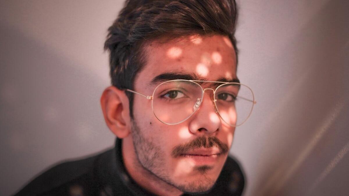 Mann im schwarzem Rundhalshemd mit silbergerahmter Brille &copy; KULJEET PUNIA / Unsplash