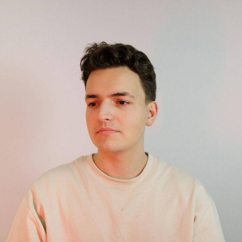 Ein Mann im rosa Hemd schaut in die Kamera © Alex Suprun / Unsplash