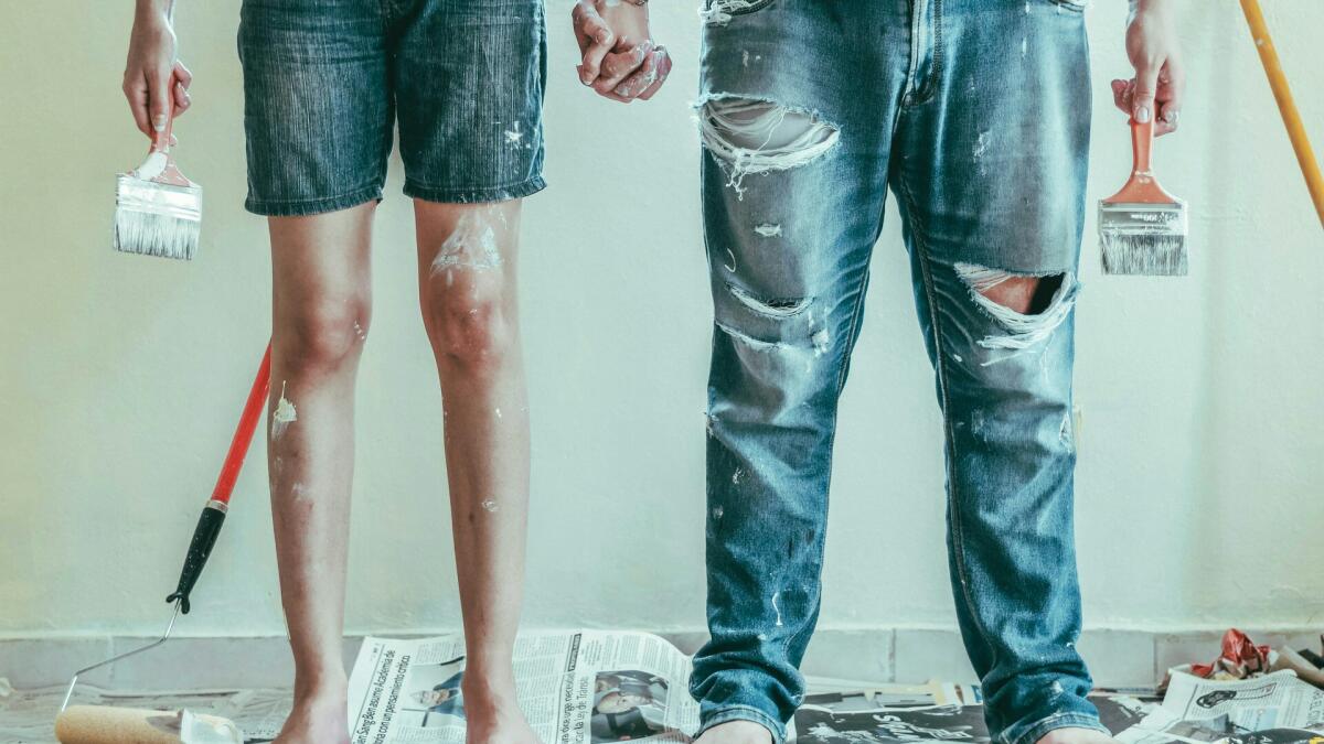 Paar steht mit Wandfarbe bekleckert im Raum &copy; Roselyn Tirado / Unsplash