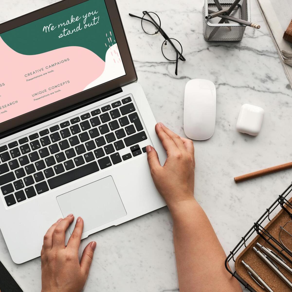 POV Schreibtisch mit Laptop © fauxels / pexels