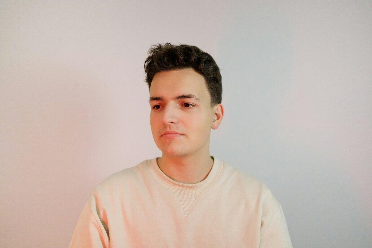 Ein Mann im rosa Hemd schaut in die Kamera © Alex Suprun / Unsplash