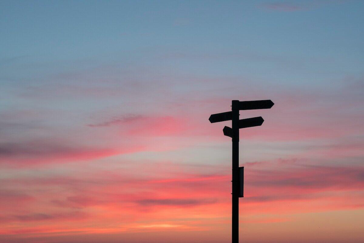 Silhouette der Straßenbeschilderung während der goldenen Stunde © Javier Allegue Barros / Unsplash