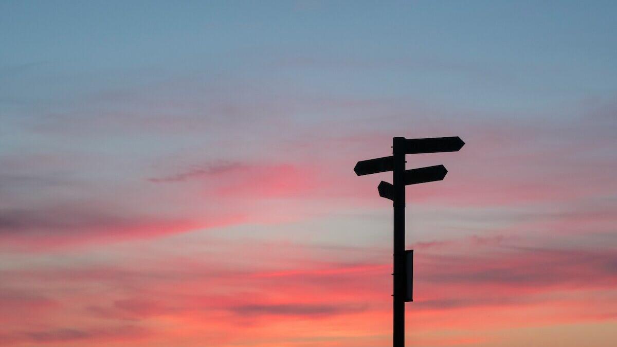 Silhouette der Straßenbeschilderung während der goldenen Stunde © Javier Allegue Barros / Unsplash