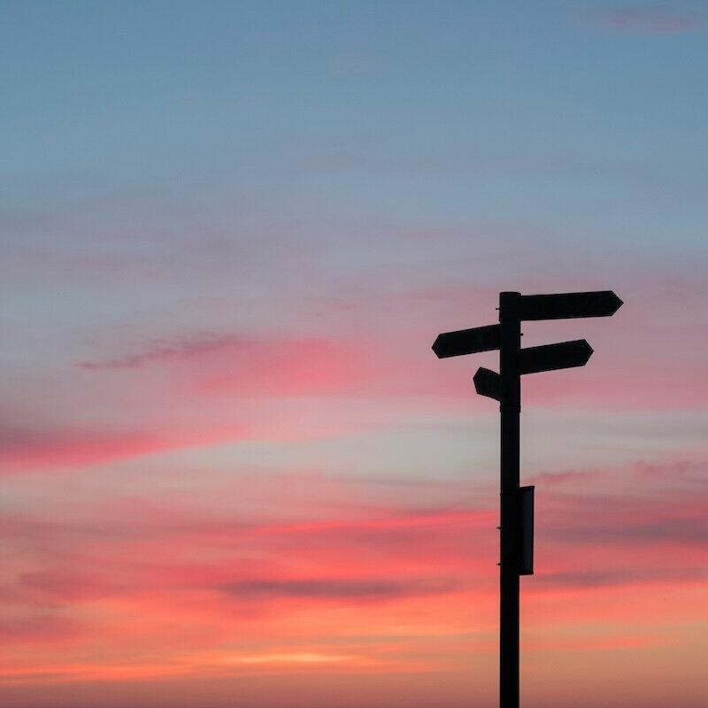 Silhouette der Straßenbeschilderung während der goldenen Stunde © Javier Allegue Barros / Unsplash
