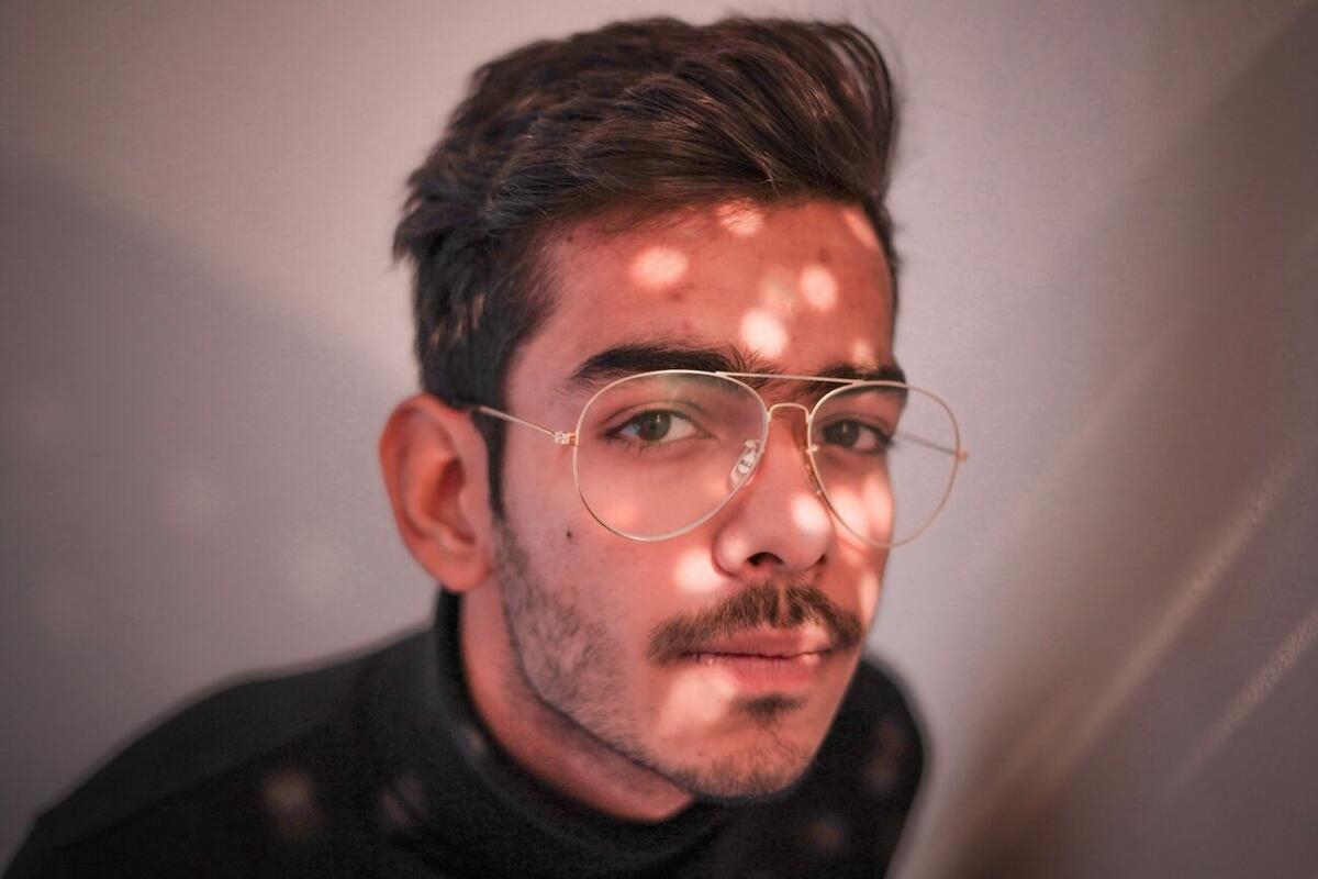 Mann im schwarzem Rundhalshemd mit silbergerahmter Brille © KULJEET PUNIA / Unsplash